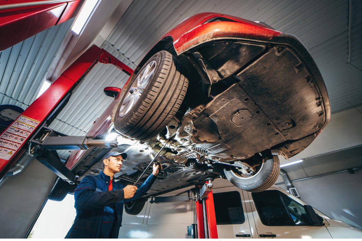 Fordonslyft i verkstad för service av bil